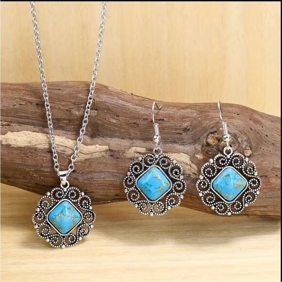 Vintage Style Turquoise Silver Tone Dangle Earrings And Pendant Necklace Set NWT - Picture 1 of 5